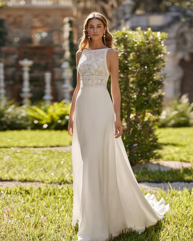 In questa foto la modella indossa un abito da sposa morbido e leggero 2025 aire barcelona