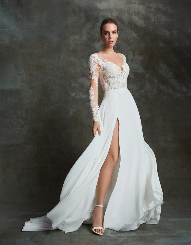 In questa foto la modella indossa un abito da sposa morbido e leggero 2025 alberto palatchi
