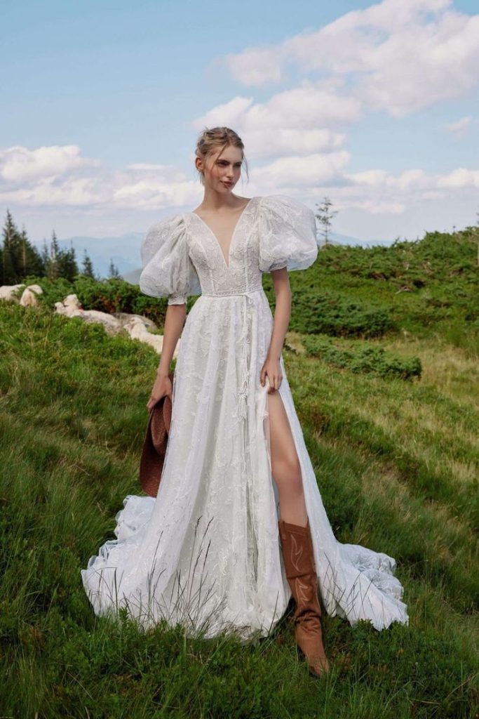 In questa foto la modella indossa un abito da sposa morbido e leggero 2025 ariamo boho