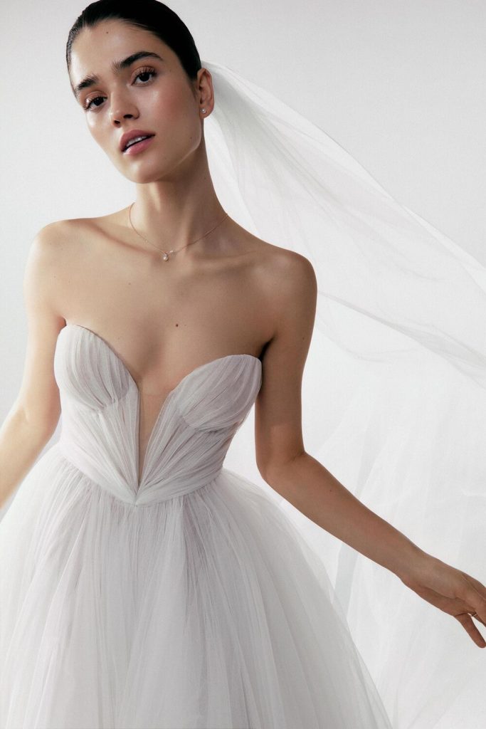 In questa foto la modella indossa un abito da sposa morbido e leggero 2025 atelier emé