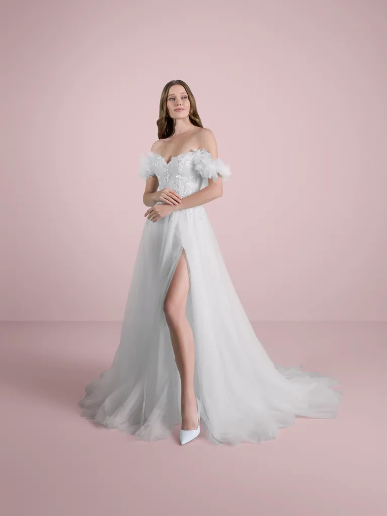 In questa foto la modella indossa un abito da sposa morbido e leggero 2025nicole colet 
