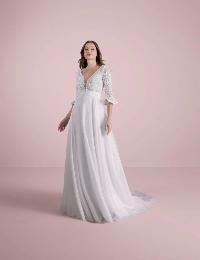 In questa foto la modella indossa un abito da sposa morbido e leggero 2025 nicole colet