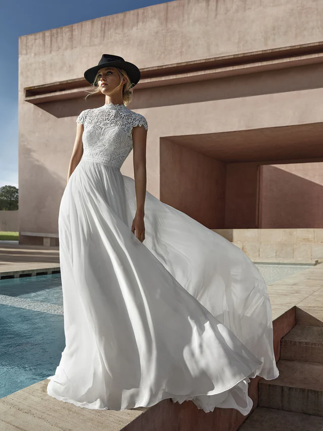 In questa foto la modella indossa un abito da sposa morbido e leggero 2025 pronovias