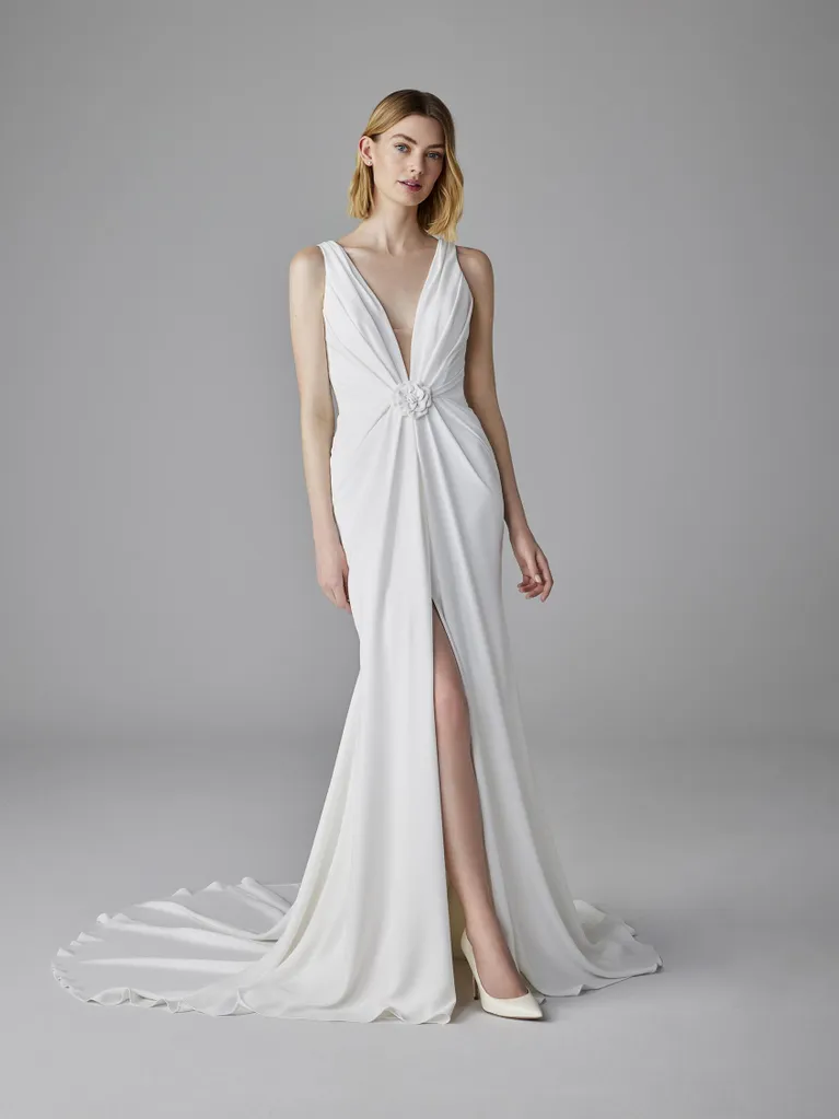 In questa foto la modella indossa un abito da sposa morbido e leggero 2025 pronovias