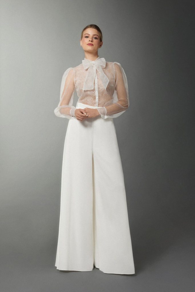 In questa foto la modella indossa un abito da sposa per rito civile 2025 