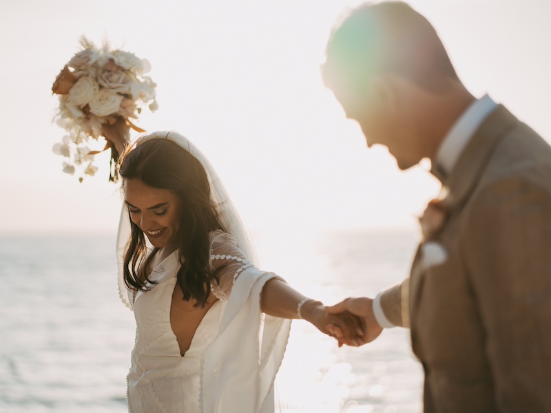 In questa foto due sposi felici durante un Holiday Wedding in Sardegna di Francesca Pittau