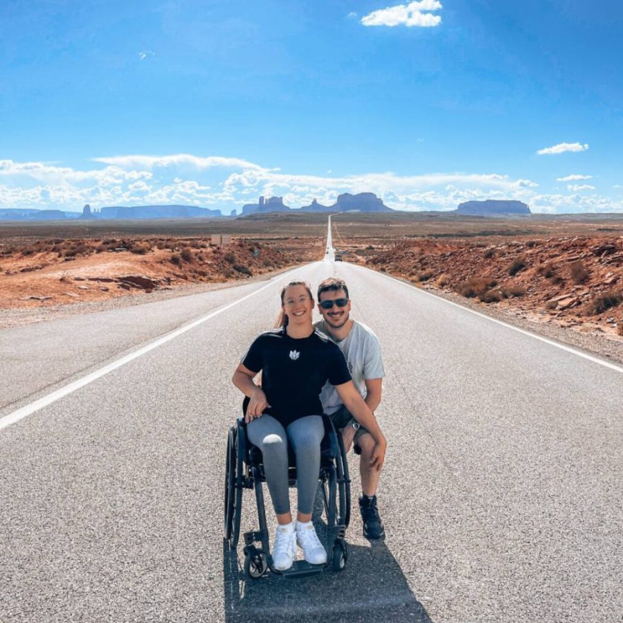 In questa foto una coppia con ragazza disabile su sedia a rotelle in un viaggio organizzato da Onivà