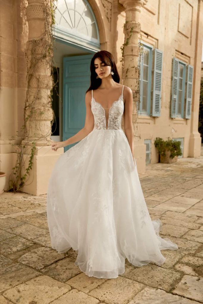 In questa foto una modella indossa un abito da sposa scivolato della collezione Sincerity Bridal Primavera Estate 2025