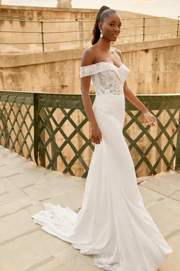 In questa foto una modella indossa un abito da sposa a sirena con gonna in crêpe  della collezione Sincerity Bridal Primavera Estate 2025