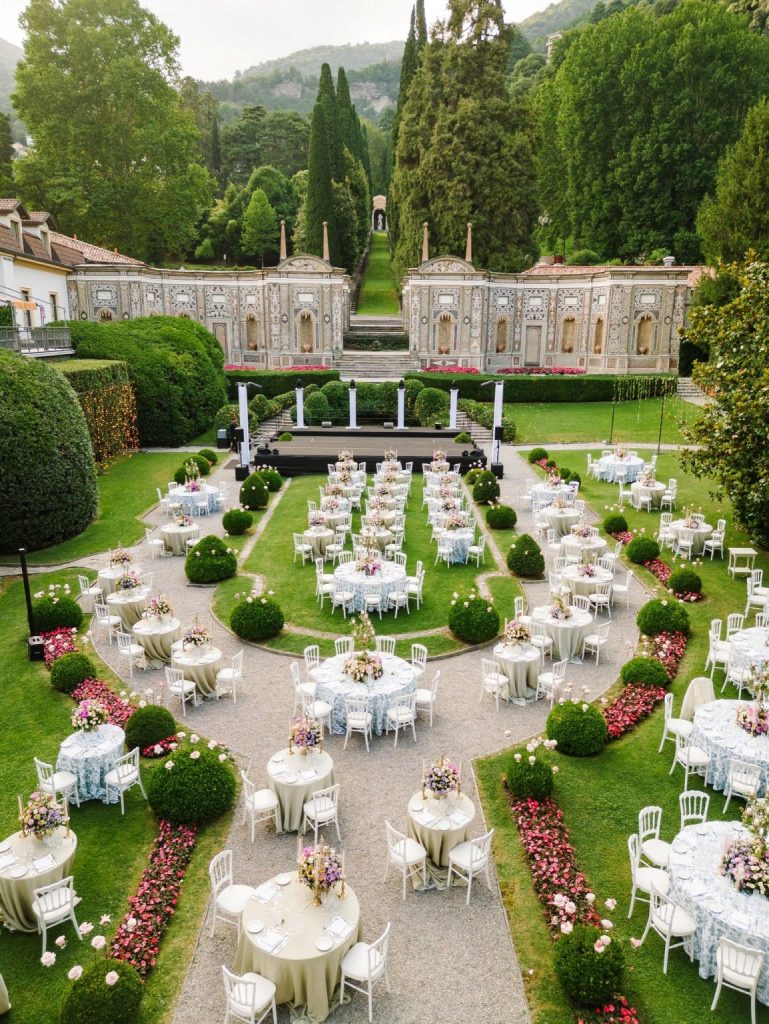 In questa foto uno scorcio del giardino di villa d'este sul lago di como