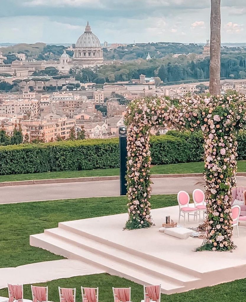 In questa foto uno scorcio dall'alto di villa milani a roma in cui si vede la cupola
