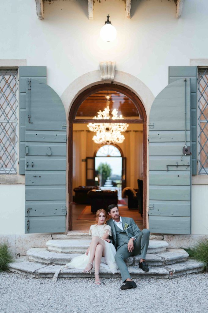 In questa foto uno  due sposi all'ingresso di villa ormaneto