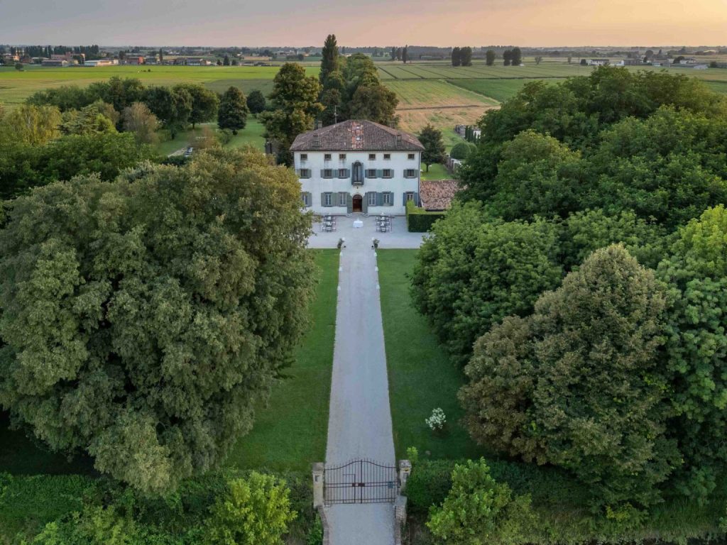 In questa foto uno scorcio frontale di villa ormaneto location di matrimoni