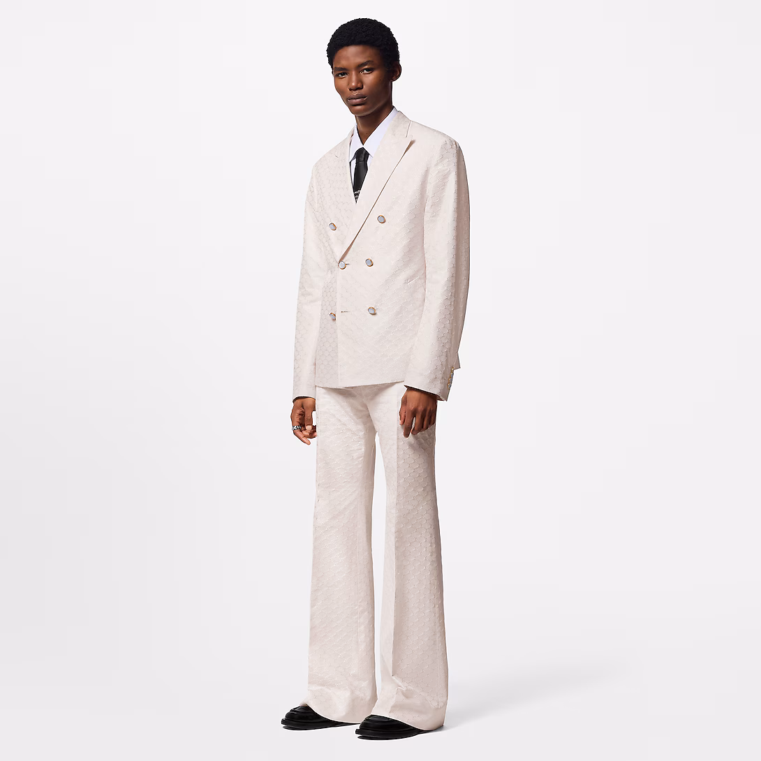 In questa foto il modello indossa un abito da sposo doppiopetto 2025  louis vuitton