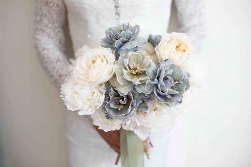 In questa foto, un bouquet da sposa 2025 nei toni dell'azzurro