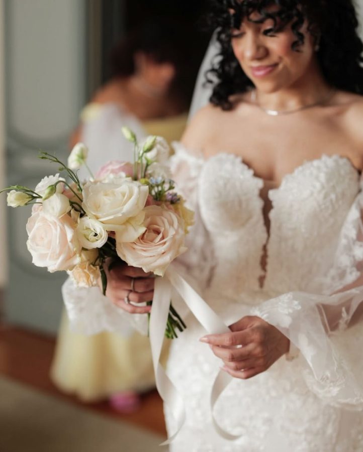 In questa foto, un bouquet con rose lavorate a mano di colore bianco e rosa
