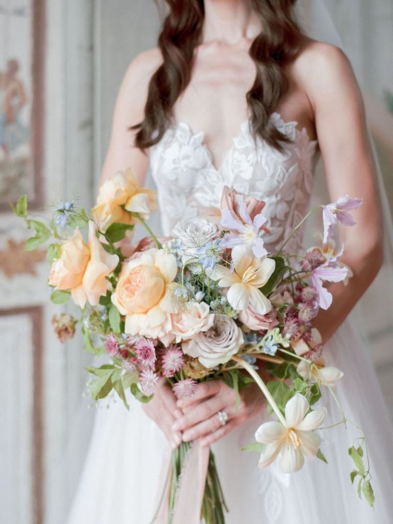 In questa foto, un bouquet da sposa 2025 nei toni pastello