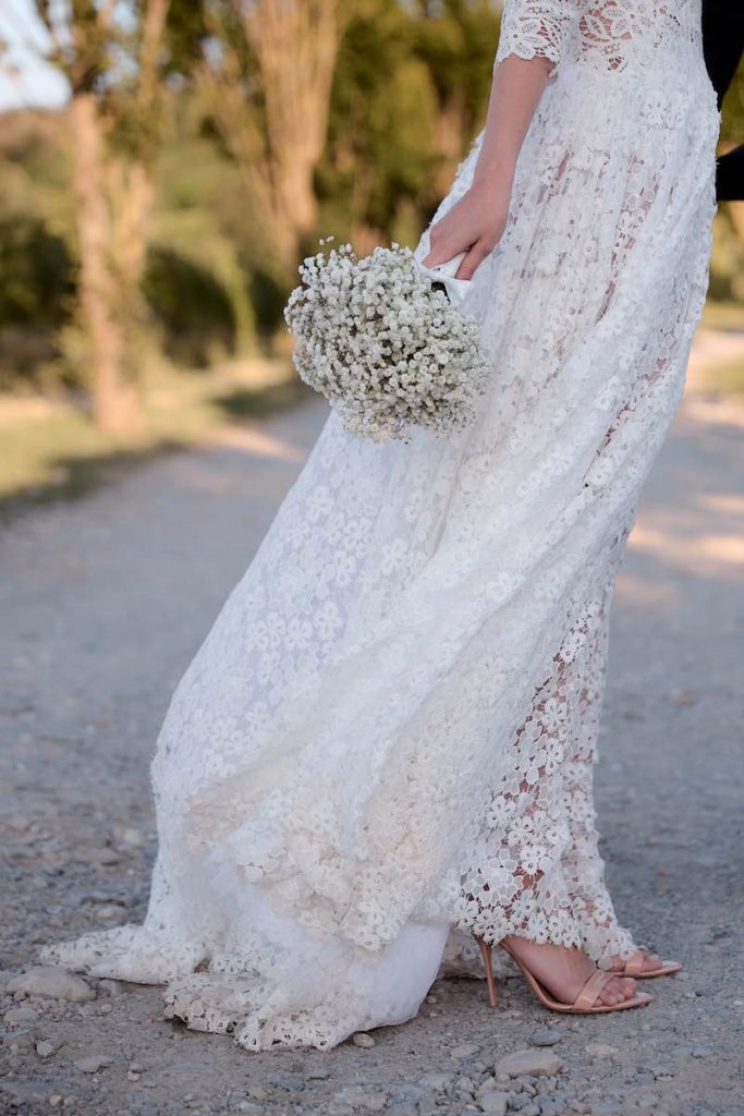 In questa foto, un mini bouquet con gypsophila di colore bianco 