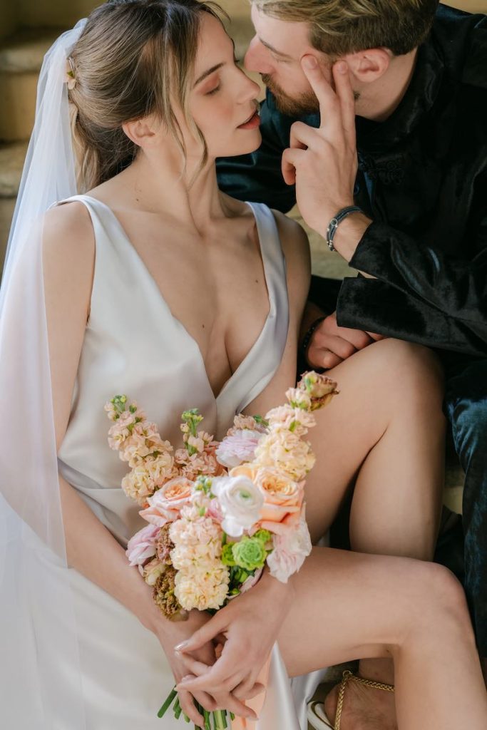 In questa foto, un mini bouquet da sposa 2025 con fiori colore pastello 