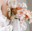 Bouquet sposa 2025, tra eleganza senza tempo e colori audaci e vibranti