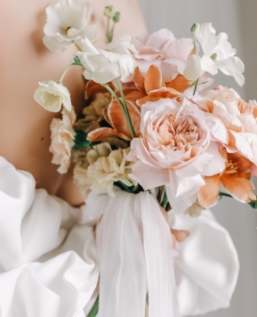 Bouquet sposa 2025, tra eleganza senza tempo e colori audaci e vibranti