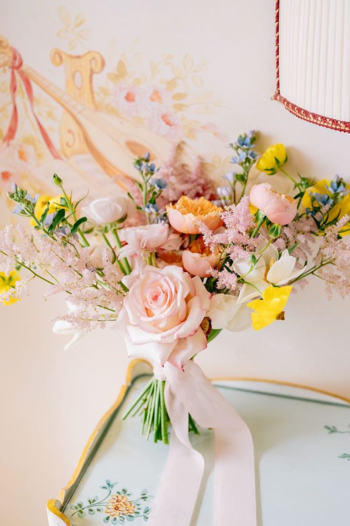 In questa foto, un bouquet da sposa 2025 nei toni pastello