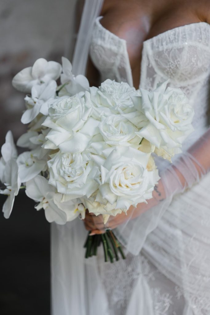 In questa foto, un bouquet da sposa 2025 con rose di colore bianco