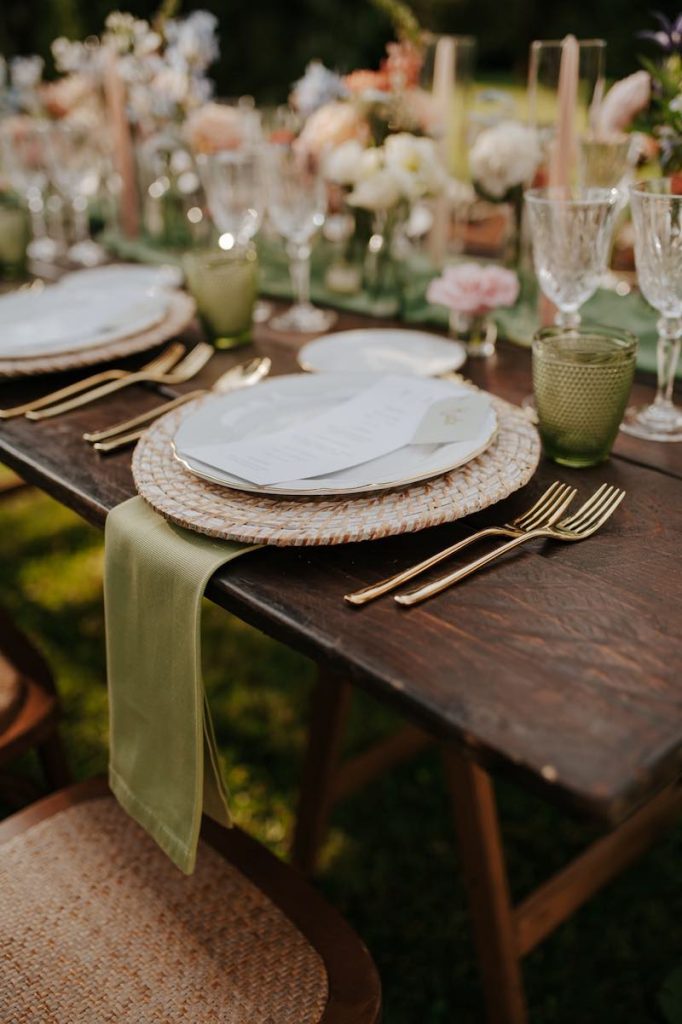 In questa foto, una mise en place  per matrimonio 2025 con tavolo di legno nudo