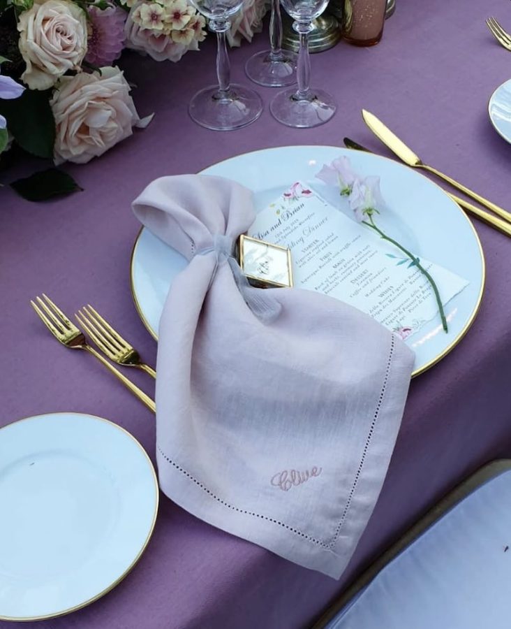 In questa foto, una mise en place per matrimonio con tovagliolo ricamato
