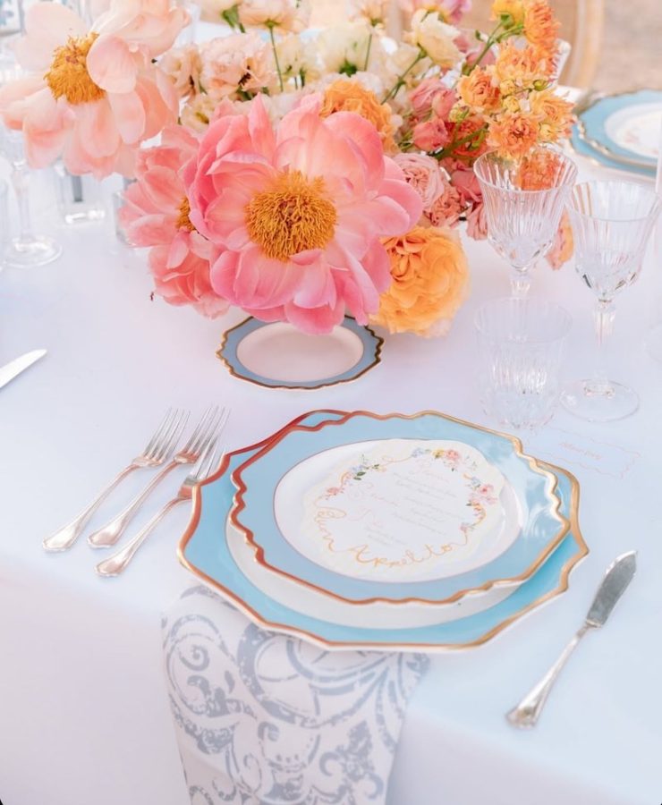 In questa foto, una mise en place per matrimonio color bianco e azzurro polvere
