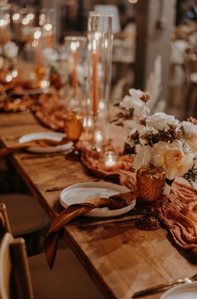 In questa foto, una mise en place per matrimonio 2025 color Mocha Mousse
