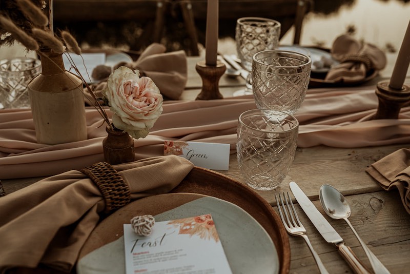 In questa foto, una mise en place per matrimonio color Mocha Mousse