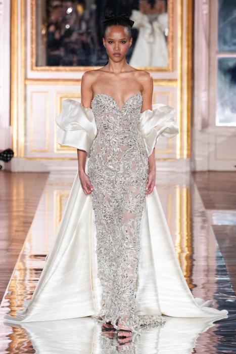 In questa foto della paris fashion week 2025 un abito da sposa zuhair murad