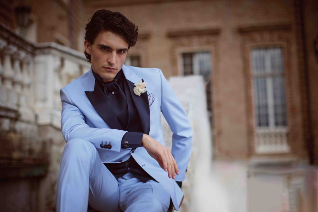 Abiti da sposo colorati 2025, tendenze e ispirazioni per un look unico