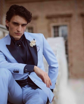 Abiti da sposo colorati 2025, tendenze e ispirazioni per un look unico
