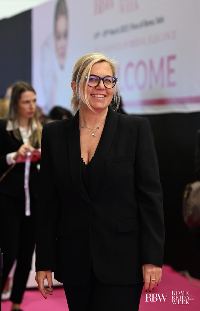 In questa foto, Elena Colonna che dà il via alla Rome Bridal Week 2025