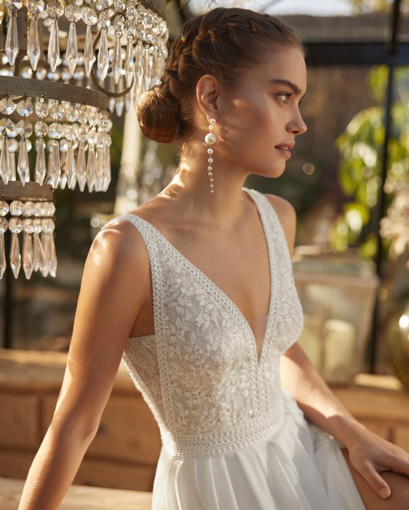 In questa foto una sposa con chignon 2025