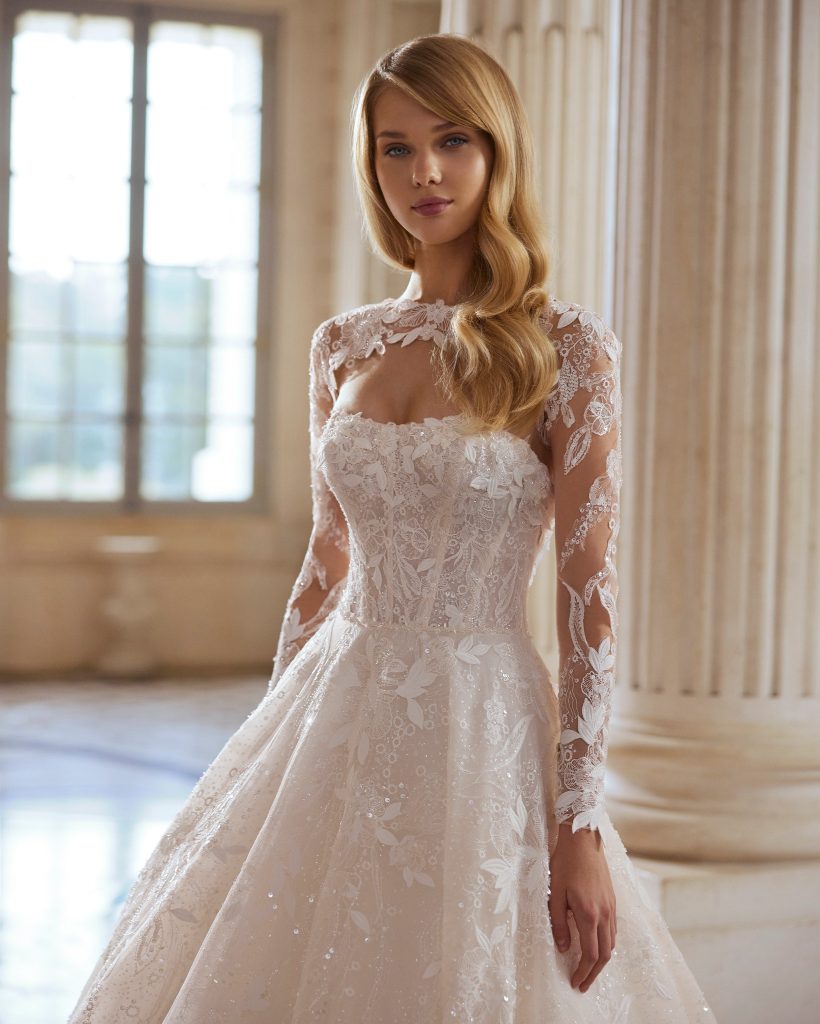 In questa foto una sposa con acconciatura naturale 2025
