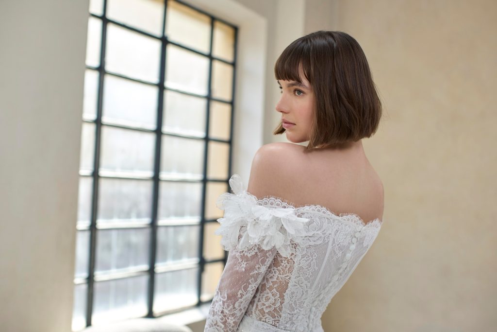 In questa foto una sposa con bob taglio sposa 2025