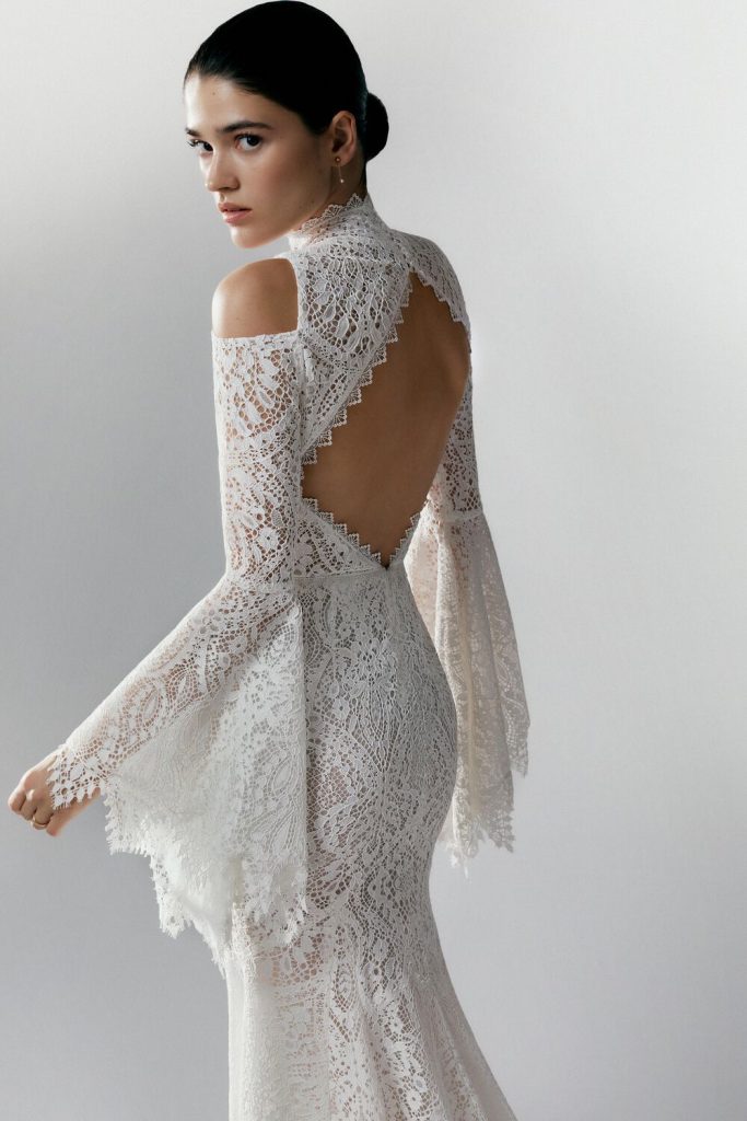 In questa foto una sposa con chignon 2025