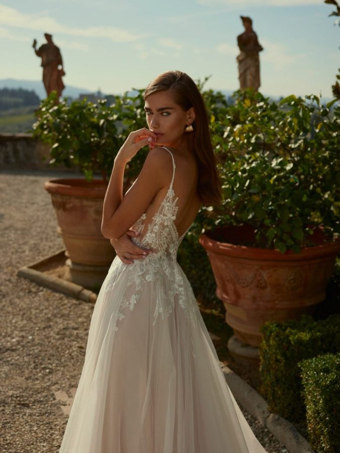 In questa foto una sposa con acconciatura naturale 2025