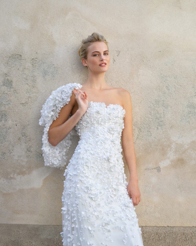 In questa foto una sposa con chignon 2025
