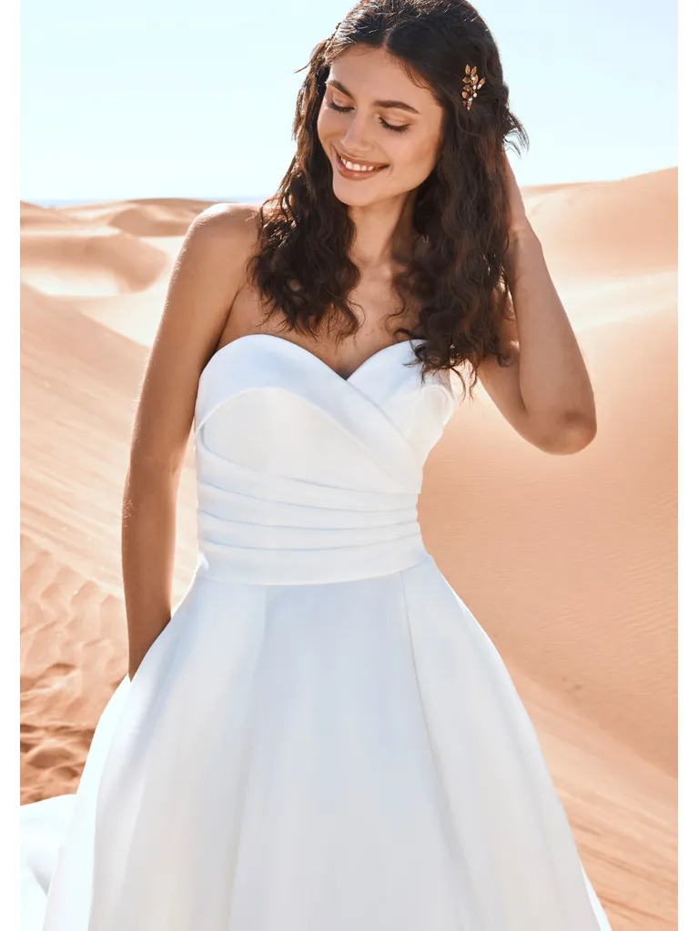 In questa foto una sposa con acconciatura naturale 2025