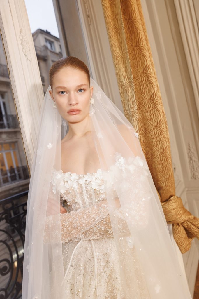 In questa foto una sposa con chignon 2025