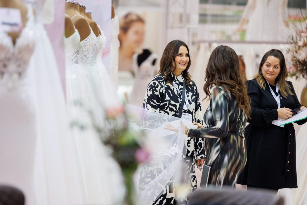In questa foto buyers vedono abiti da sposa durante la european bridal week 2025