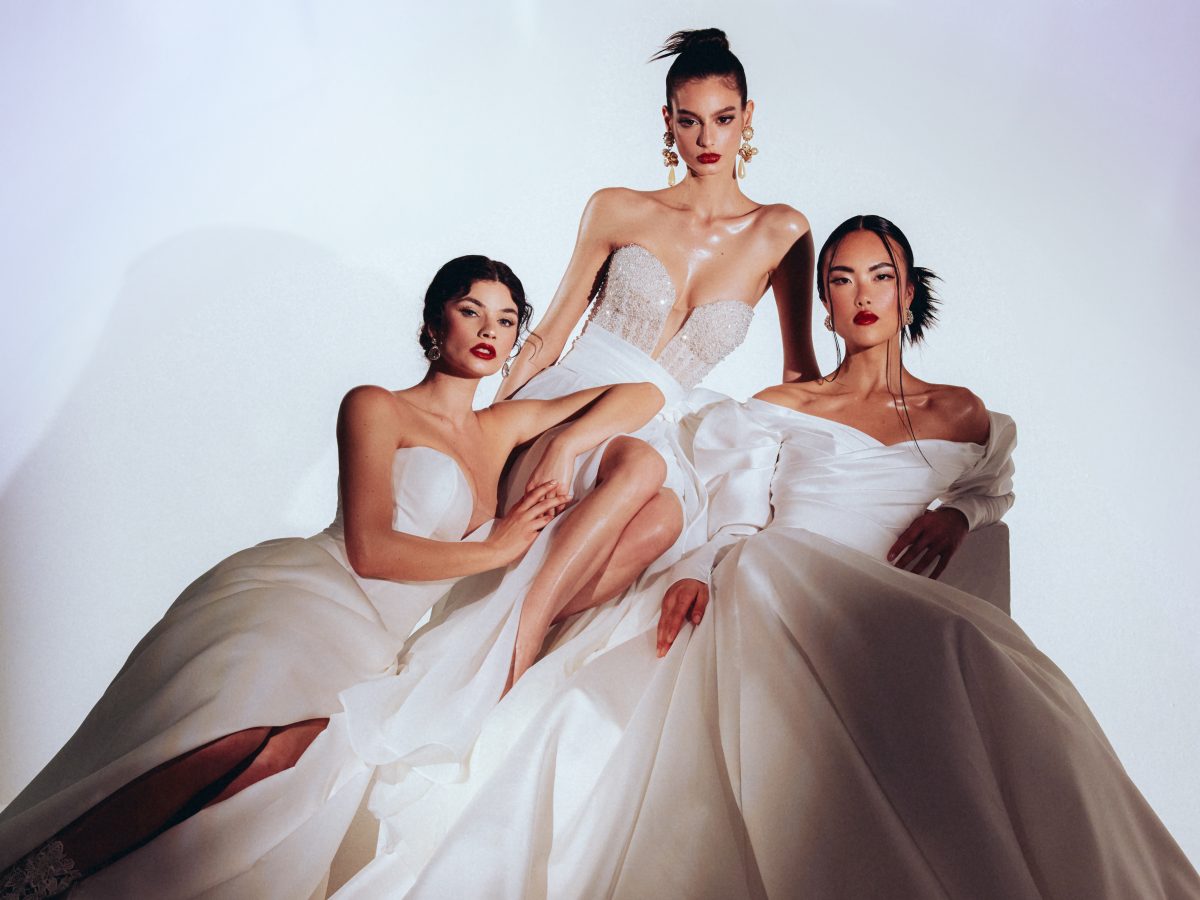 In questa foto le modelle indossano abiti da sposa maison signore 2026
