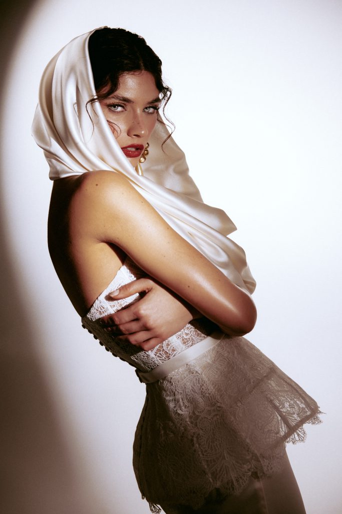 In questa foto la modella indossa un abitod a sposa di pizzo Helena 2026