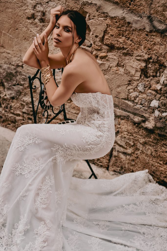 In questa foto la modella indossa un abitod a sposa di pizzo Sofia 2026