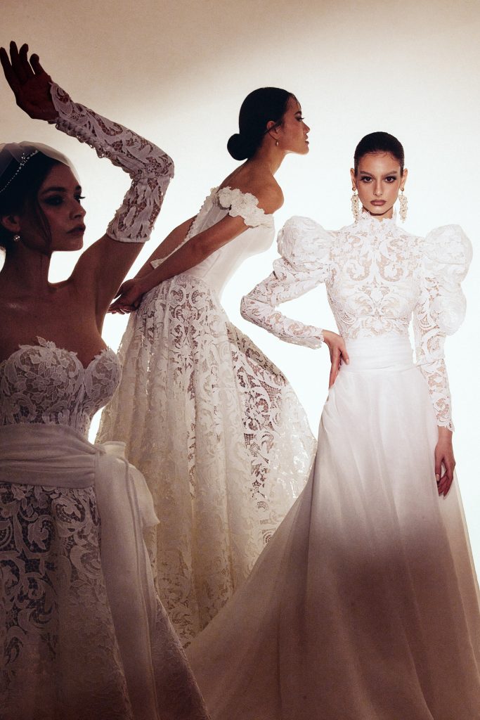 In questa foto le modelle indossano abiti da sposa Maison Signore 2026