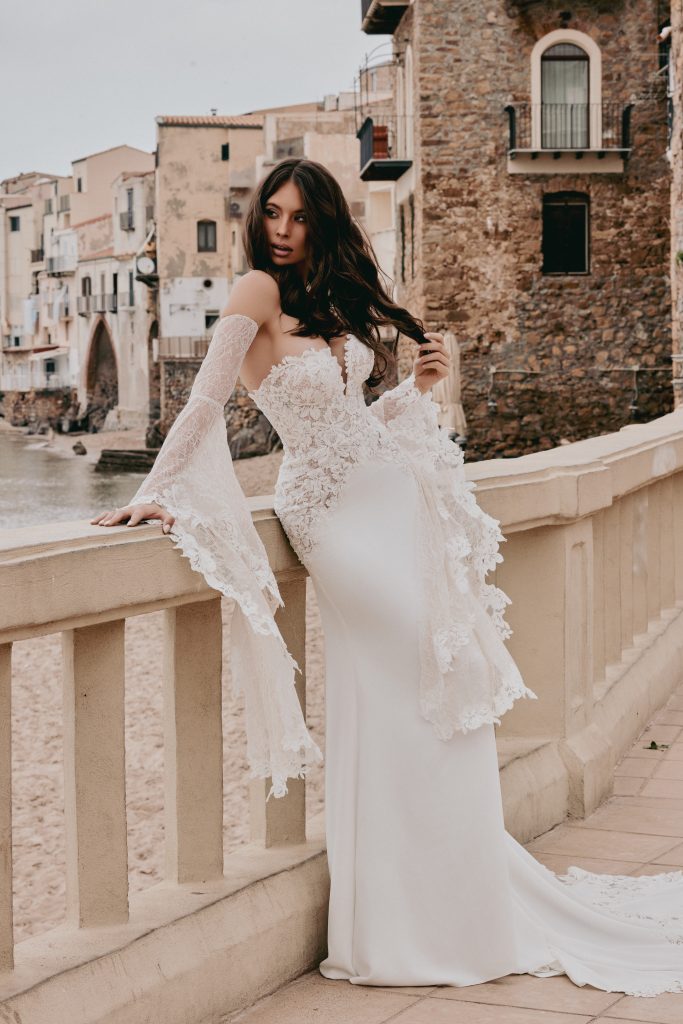 In questa foto la modella indossa un abitod a sposa di pizzo Sofia 2026